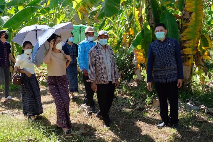 ผู้ตรวจราชการกรมการพัฒนาชุมชน ลงพื้นที่ชื่นชมความสำเร็จศูนย์เรียนรู้ทฤษฎีใหม่ ประยุกต์สู่ “โคก หนอง นา โมเดล”