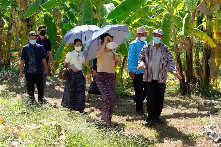 ผู้ตรวจราชการกรมการพัฒนาชุมชน ลงพื้นที่ชื่นชมความสำเร็จศูนย์เรียนรู้ทฤษฎีใหม่ ประยุกต์สู่ “โคก หนอง นา โมเดล”