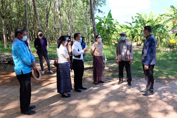 ผู้ตรวจราชการกรมการพัฒนาชุมชน ลงพื้นที่ชื่นชมความสำเร็จศูนย์เรียนรู้ทฤษฎีใหม่ ประยุกต์สู่ “โคก หนอง นา โมเดล”