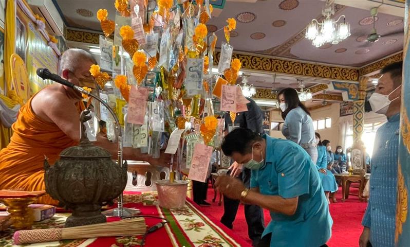 พช.นครพนม จัดกิจกรรมพิธีทอดผ้าป่าสมทบกองทุนแม่ของแผ่นดิน ปี 2564