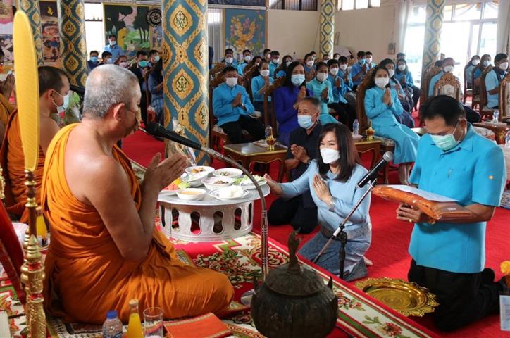 พช.นครพนม จัดกิจกรรมพิธีทอดผ้าป่าสมทบกองทุนแม่ของแผ่นดิน ปี 2564