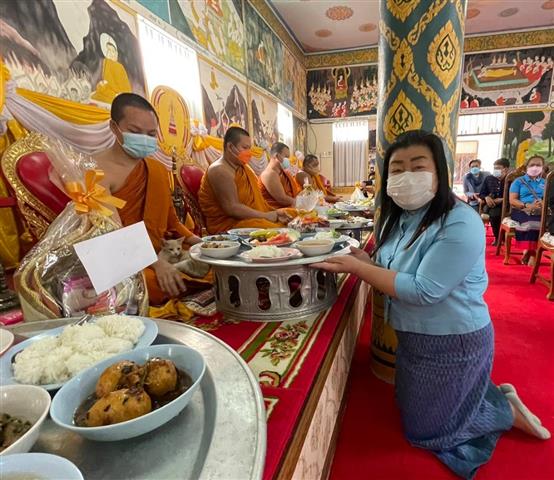 พช.นครพนม จัดกิจกรรมพิธีทอดผ้าป่าสมทบกองทุนแม่ของแผ่นดิน ปี 2564