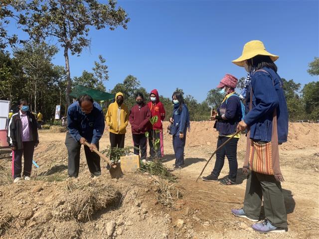 พช.นครพนม จัดกิจกรรมเอามื้อสามัคคี เนื่องใน “วันดินโลก” (World Soil Day) และสัปดาห์การพัฒนา