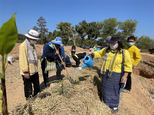 พช.นครพนม จัดกิจกรรมเอามื้อสามัคคี เนื่องใน “วันดินโลก” (World Soil Day) และสัปดาห์การพัฒนา
