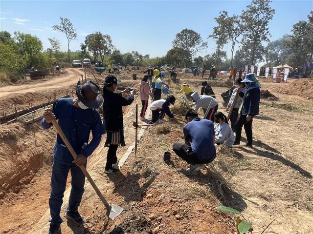 พช.นครพนม จัดกิจกรรมเอามื้อสามัคคี เนื่องใน “วันดินโลก” (World Soil Day) และสัปดาห์การพัฒนา
