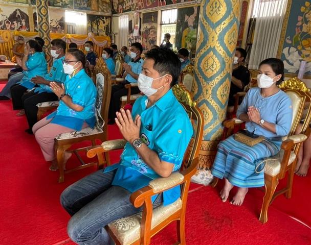 พช.นครพนม จัดกิจกรรมพิธีทอดผ้าป่าสมทบกองทุนแม่ของแผ่นดิน ปี 2564