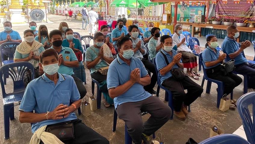 พช.นครพนม จัดกิจกรรมพิธีทอดผ้าป่าสมทบกองทุนแม่ของแผ่นดิน ปี 2564