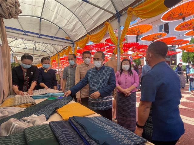 อธิบดี พช. ลงพื้นที่ตรวจเยี่ยมกลุ่มทอผ้าไหมกลุ่มแรกของมูลนิธิส่งเสริมศิลปาชีพในสมเด็จพระนางเจ้าสิริกิติ์ พระบรมราชินีนาถ