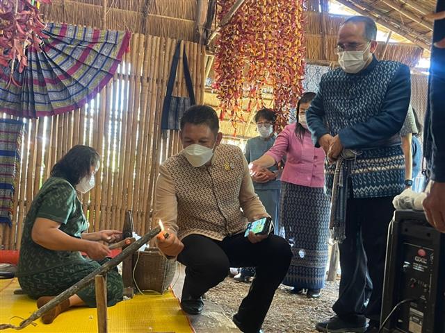 อธิบดี พช. ลงพื้นที่ตรวจเยี่ยมกลุ่มทอผ้าไหมกลุ่มแรกของมูลนิธิส่งเสริมศิลปาชีพในสมเด็จพระนางเจ้าสิริกิติ์ พระบรมราชินีนาถ