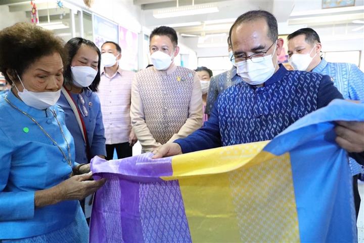 อธิบดี พช. ลงพื้นที่ตรวจเยี่ยมกลุ่มทอผ้าไหมกลุ่มแรกของมูลนิธิส่งเสริมศิลปาชีพในสมเด็จพระนางเจ้าสิริกิติ์ พระบรมราชินีนาถ