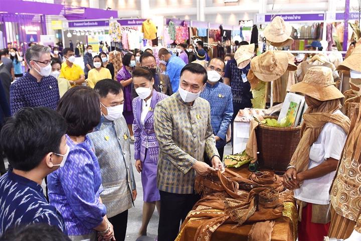 ผู้ว่าฯ นครพนม ร่วมพิธีเปิดงานโอทอปไทย สู้ภัยโควิค – 19