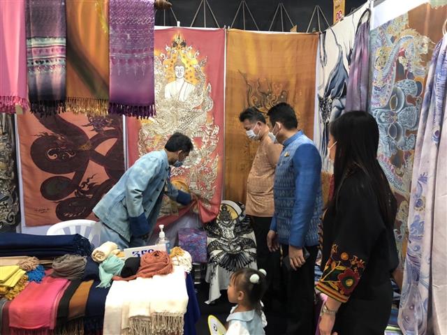 ผู้ว่าฯ นครพนม ร่วมพิธีเปิดงานโอทอปไทย สู้ภัยโควิค – 19