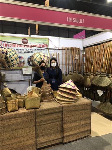 พช.นครพนม ร่วมให้กำลังใจผู้ประกอบการ OTOP ร่วมจัดแสดงและจำหน่ายสินค้า ในงาน “OTOP ไทย สู้ภัย โควิด-19”