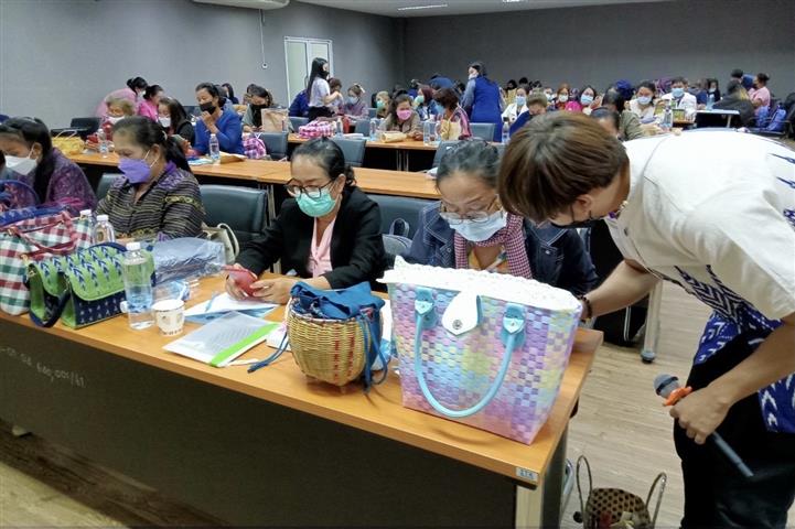 พช.นครพนม เสริมทักษะผู้ประกอบการ OTOP สู่ยุค 4.0 “ผลิตเก่ง ขายเก่ง และมีธรรมาภิบาล”