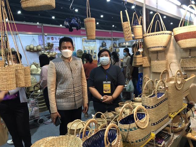 พจ.นครพนม เยี่ยมชมและให้กำลังใจผู้ประกอบการ OTOP ร่วมจัดแสดงและจำหน่ายสินค้า ในงาน “OTOP ไทย สู้ภัย โควิด-19”