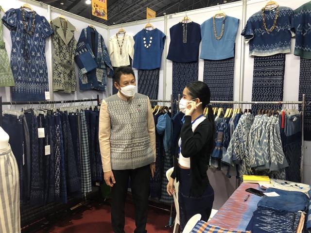 พจ.นครพนม เยี่ยมชมและให้กำลังใจผู้ประกอบการ OTOP ร่วมจัดแสดงและจำหน่ายสินค้า ในงาน “OTOP ไทย สู้ภัย โควิด-19”
