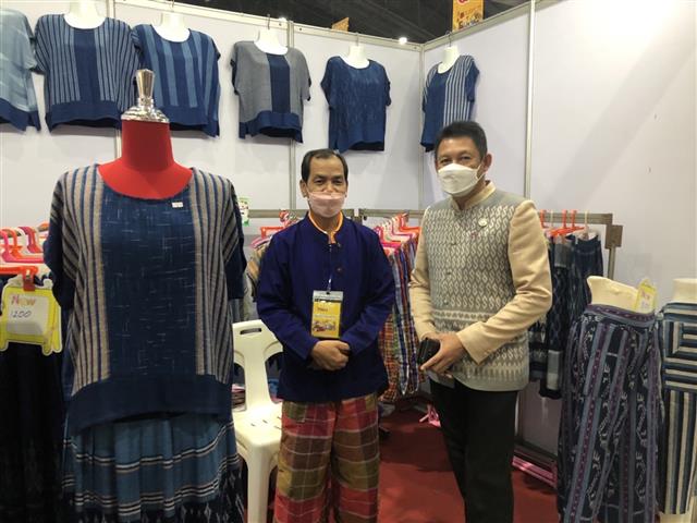 พจ.นครพนม เยี่ยมชมและให้กำลังใจผู้ประกอบการ OTOP ร่วมจัดแสดงและจำหน่ายสินค้า ในงาน “OTOP ไทย สู้ภัย โควิด-19”