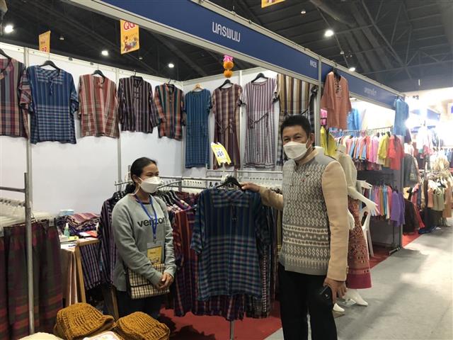 พจ.นครพนม เยี่ยมชมและให้กำลังใจผู้ประกอบการ OTOP ร่วมจัดแสดงและจำหน่ายสินค้า ในงาน “OTOP ไทย สู้ภัย โควิด-19”