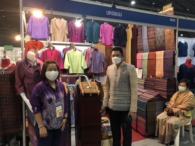 พจ.นครพนม เยี่ยมชมและให้กำลังใจผู้ประกอบการ OTOP ร่วมจัดแสดงและจำหน่ายสินค้า ในงาน “OTOP ไทย สู้ภัย โควิด-19”