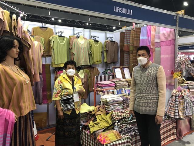 พจ.นครพนม เยี่ยมชมและให้กำลังใจผู้ประกอบการ OTOP ร่วมจัดแสดงและจำหน่ายสินค้า ในงาน “OTOP ไทย สู้ภัย โควิด-19”