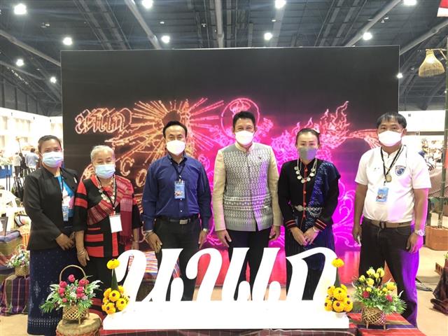 พจ.นครพนม เยี่ยมชมและให้กำลังใจผู้ประกอบการ OTOP ร่วมจัดแสดงและจำหน่ายสินค้า ในงาน “OTOP ไทย สู้ภัย โควิด-19”
