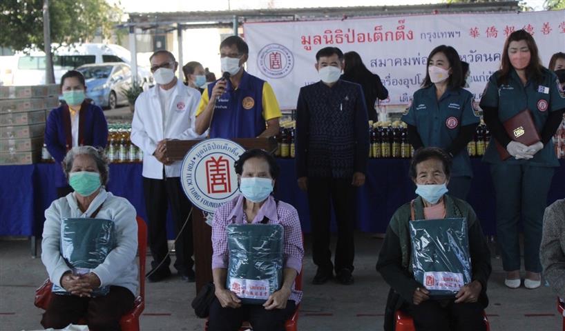 พช.นครพนม ร่วมแจกผ้าห่มและเครื่องอุปโภค-บริโภคป้องกันภัยหนาว ให้แก่ประชาชนที่ขาดแคลนในพื้นที่จังหวัดนครพนม ประจำปี 2564