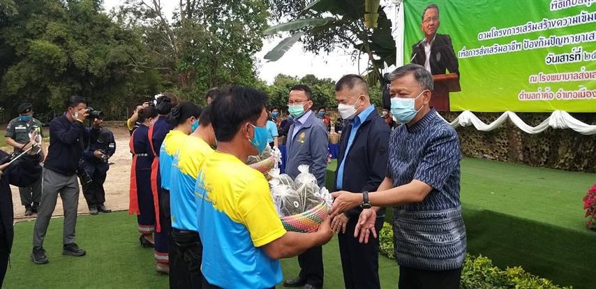 รัฐมนตรีว่าการกระทรวงยุติธรรม ลงพื้นที่ร่วมพิธีเก็บสมุนไพร “ฟ้าทะลายโจร ปลูกเดือนแม่ เก็บเดือนพ่อ”