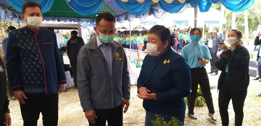 รัฐมนตรีว่าการกระทรวงยุติธรรม ลงพื้นที่ร่วมพิธีเก็บสมุนไพร “ฟ้าทะลายโจร ปลูกเดือนแม่ เก็บเดือนพ่อ”