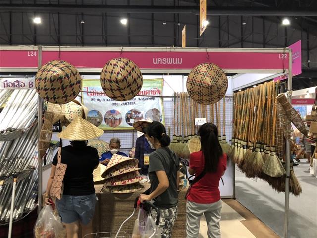 นายกสมาคมแม่บ้านมหาดไทย เยี่ยมชม ช็อป ผลิตภัณฑ์พื้นถิ่น ศิลปินพื้นบ้าน “OTOP ไทย สู้ภัย โควิด-19”