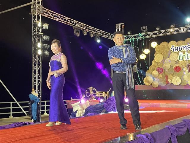 อลังการ “ร้อยหลาก พรรณราย ผ้าไทยนครพนม” งาน Nakhon Phanom Winter Festival ตอน สายลมแห่งความทรงจำ
