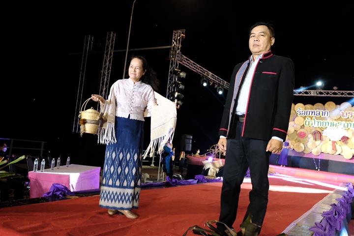 อลังการ “ร้อยหลาก พรรณราย ผ้าไทยนครพนม” งาน Nakhon Phanom Winter Festival ตอน สายลมแห่งความทรงจำ