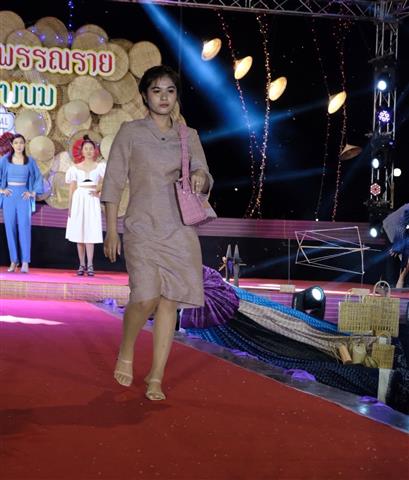 อลังการ “ร้อยหลาก พรรณราย ผ้าไทยนครพนม” งาน Nakhon Phanom Winter Festival ตอน สายลมแห่งความทรงจำ