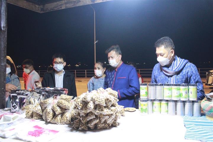 อลังการ “ร้อยหลาก พรรณราย ผ้าไทยนครพนม” งาน Nakhon Phanom Winter Festival ตอน สายลมแห่งความทรงจำ