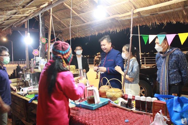 อลังการ “ร้อยหลาก พรรณราย ผ้าไทยนครพนม” งาน Nakhon Phanom Winter Festival ตอน สายลมแห่งความทรงจำ