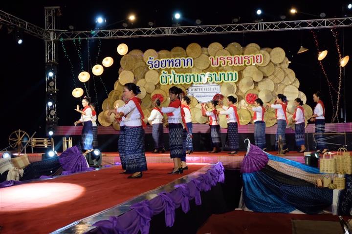 “คักอีหลี” แฟชั่นชุดผ้าไทย “ร้อยหลาก พรรณราย ผ้าไทยนครพนม”