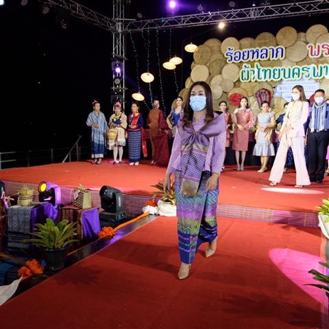 “คักอีหลี” แฟชั่นชุดผ้าไทย “ร้อยหลาก พรรณราย ผ้าไทยนครพนม”