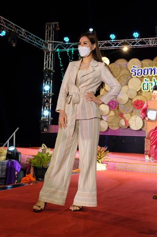 “คักอีหลี” แฟชั่นชุดผ้าไทย “ร้อยหลาก พรรณราย ผ้าไทยนครพนม”