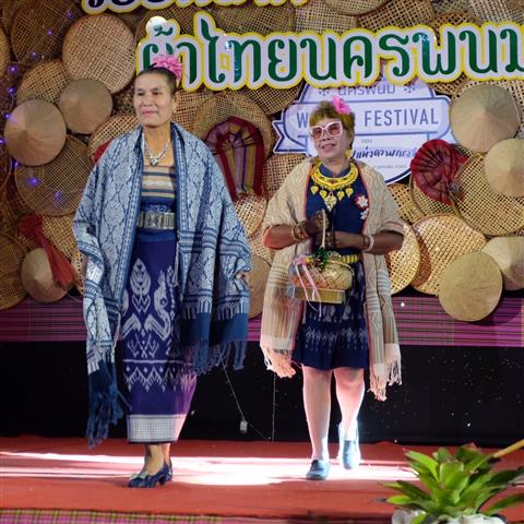 “คักอีหลี” แฟชั่นชุดผ้าไทย “ร้อยหลาก พรรณราย ผ้าไทยนครพนม”
