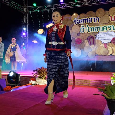 “คักอีหลี” แฟชั่นชุดผ้าไทย “ร้อยหลาก พรรณราย ผ้าไทยนครพนม”