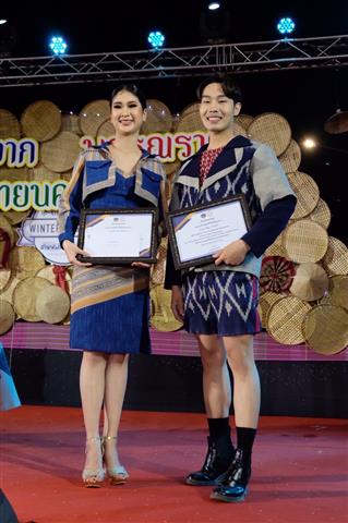 “คักอีหลี” แฟชั่นชุดผ้าไทย “ร้อยหลาก พรรณราย ผ้าไทยนครพนม”