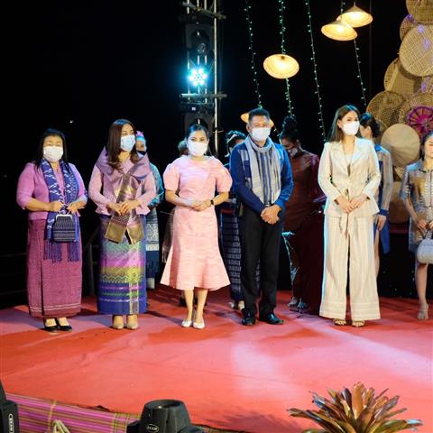 “คักอีหลี” แฟชั่นชุดผ้าไทย “ร้อยหลาก พรรณราย ผ้าไทยนครพนม”