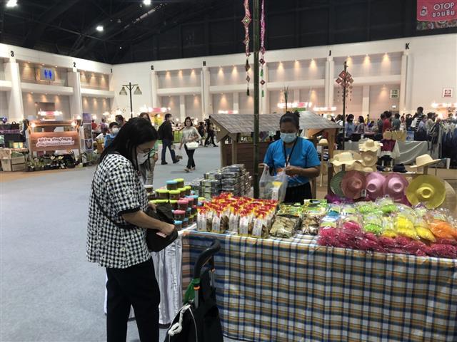 ผู้ตรวจกรมการพัฒนาชุมชน เยี่ยมชมและให้กำลังใจหมู่บ้าน OTOP นวัตวิถี บ้านนาแก ในงาน “OTOP ไทย สู้ภัย โควิด-19”