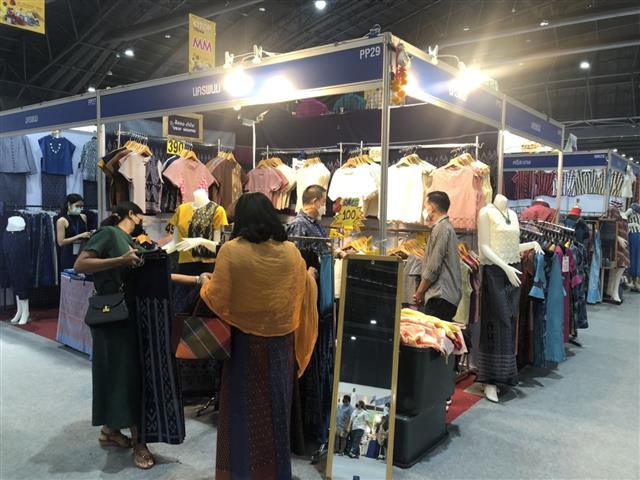 ผู้ตรวจกรมการพัฒนาชุมชน เยี่ยมชมและให้กำลังใจหมู่บ้าน OTOP นวัตวิถี บ้านนาแก ในงาน “OTOP ไทย สู้ภัย โควิด-19”