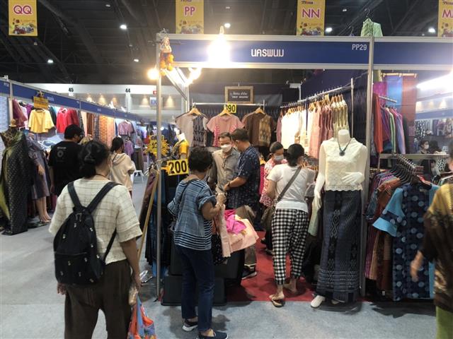 ผู้ตรวจกรมการพัฒนาชุมชน เยี่ยมชมและให้กำลังใจหมู่บ้าน OTOP นวัตวิถี บ้านนาแก ในงาน “OTOP ไทย สู้ภัย โควิด-19”