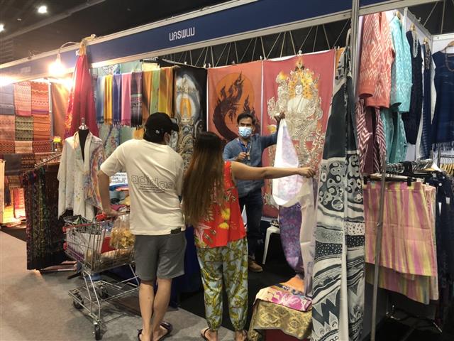 ผู้ตรวจกรมการพัฒนาชุมชน เยี่ยมชมและให้กำลังใจหมู่บ้าน OTOP นวัตวิถี บ้านนาแก ในงาน “OTOP ไทย สู้ภัย โควิด-19”