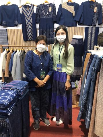 ผู้ตรวจกรมการพัฒนาชุมชน เยี่ยมชมและให้กำลังใจหมู่บ้าน OTOP นวัตวิถี บ้านนาแก ในงาน “OTOP ไทย สู้ภัย โควิด-19”