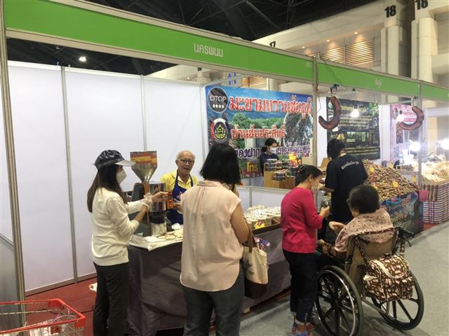 ผู้ตรวจกรมการพัฒนาชุมชน เยี่ยมชมและให้กำลังใจหมู่บ้าน OTOP นวัตวิถี บ้านนาแก ในงาน “OTOP ไทย สู้ภัย โควิด-19”