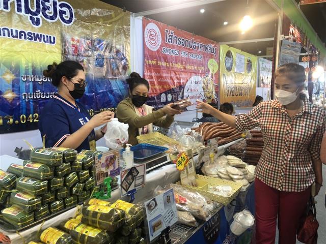 ผู้ตรวจกรมการพัฒนาชุมชน เยี่ยมชมและให้กำลังใจหมู่บ้าน OTOP นวัตวิถี บ้านนาแก ในงาน “OTOP ไทย สู้ภัย โควิด-19”