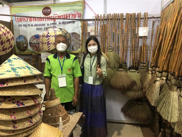 ผู้ตรวจกรมการพัฒนาชุมชน เยี่ยมชมและให้กำลังใจหมู่บ้าน OTOP นวัตวิถี บ้านนาแก ในงาน “OTOP ไทย สู้ภัย โควิด-19”