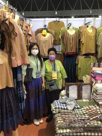 ผู้ตรวจกรมการพัฒนาชุมชน เยี่ยมชมและให้กำลังใจหมู่บ้าน OTOP นวัตวิถี บ้านนาแก ในงาน “OTOP ไทย สู้ภัย โควิด-19”